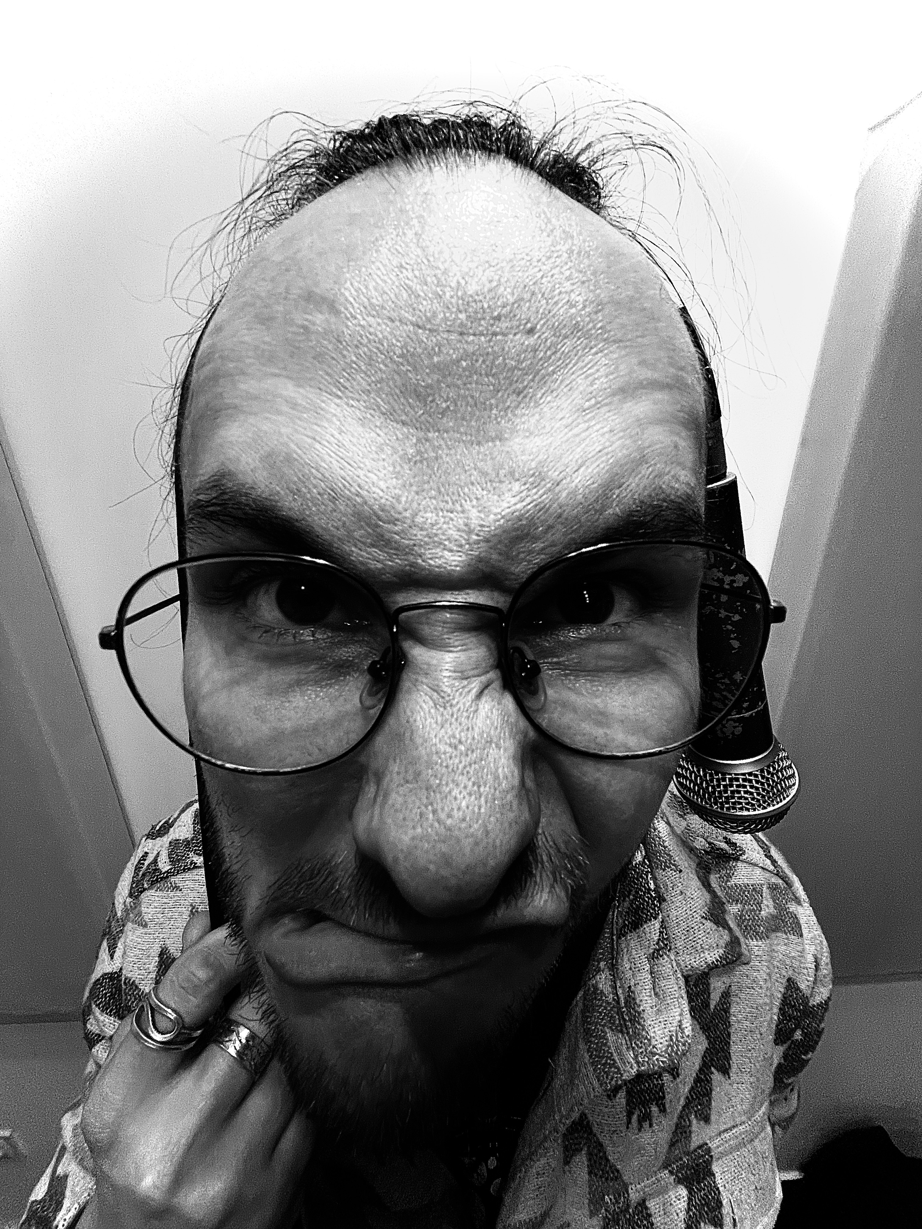 Krzysiek - wokal, klawisze